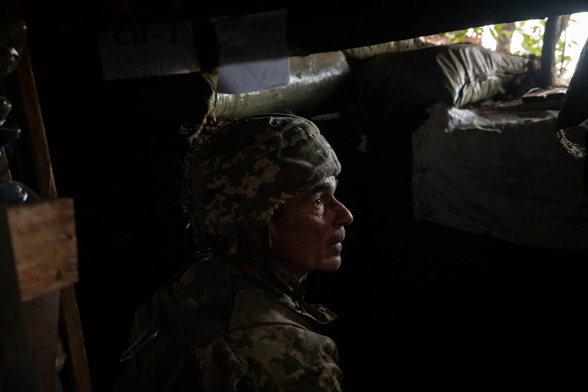 Український піхотинець 109-ї бригади територіальної оборони в бункері приблизно за півмилі від російських рубежів під Покровськом у неділю